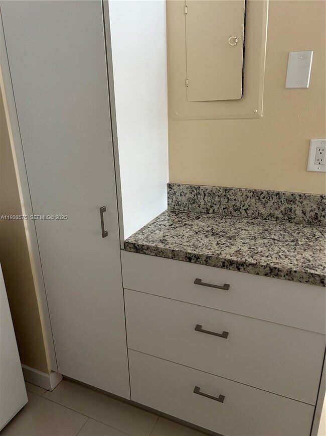 Building Photo - 7910 N Colony Cir