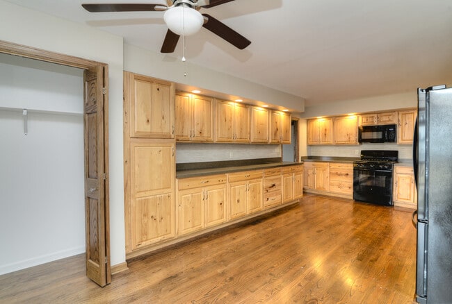 Building Photo - 1070 Center Dr