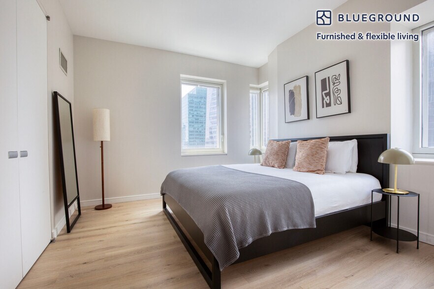 Building Photo - 70 W 45th St