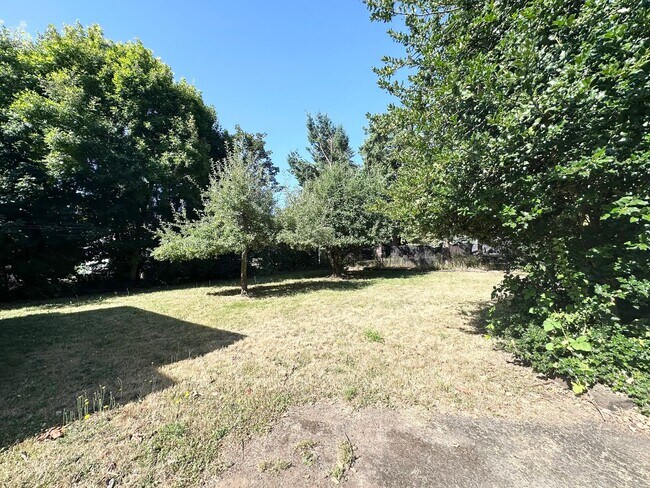 Building Photo - 2 Bed 1 Bath Duplex near Gresham Station!