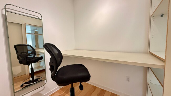 Building Photo - 1BR + Den / 1BA with Private Patio + Parking!