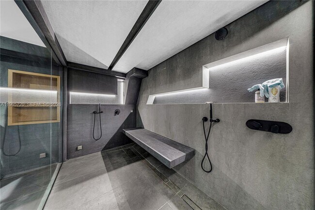 Building Photo - 420 N Hibiscus Dr