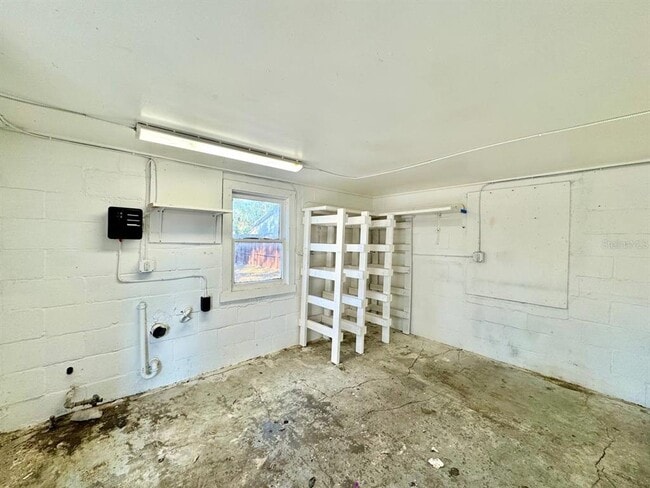 Building Photo - 1601 E Maple Ave