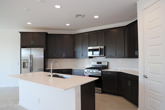 Building Photo - 9316 W Sells Dr