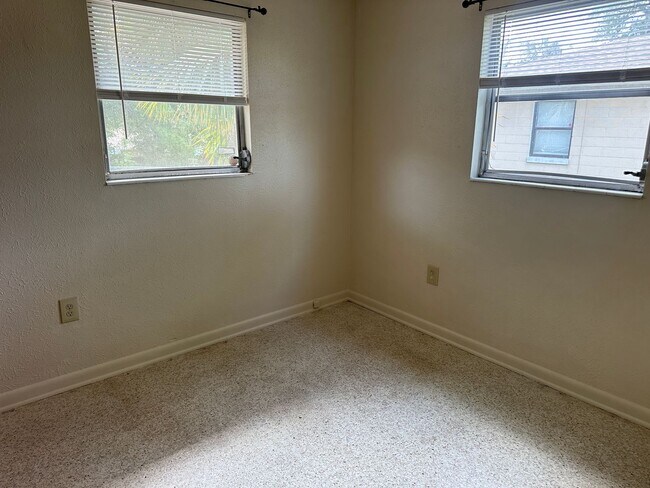 Building Photo - Convenient Leesburg Living – Walk to Leesburg High School!