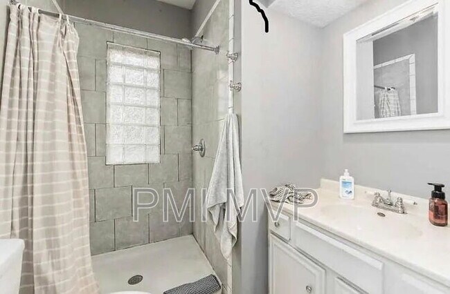 Building Photo - 2562 Deming Ave