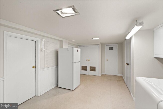 Building Photo - 4408 Tarpon Ln
