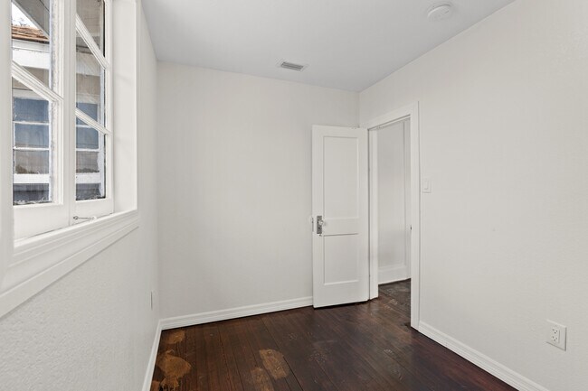 Building Photo - 402 S Franklin St