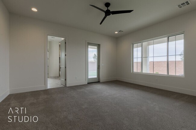 Building Photo - Beautiful Fully Furnished 3 bedroom, 2.5 B...