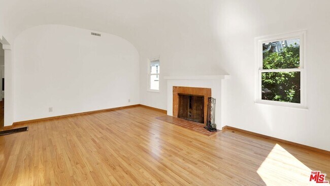 Building Photo - 624 15th St