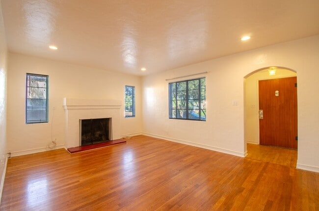 Building Photo - Iconic Sam Hughes Bungalow! Steps away from University of Arizona Main Campus!