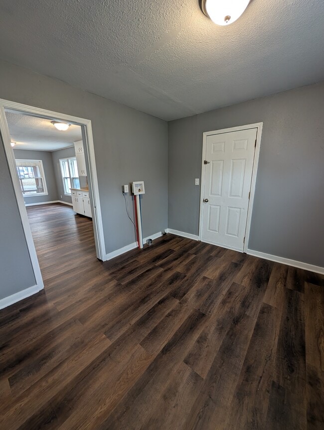 Building Photo - 415 SW Watson Ave