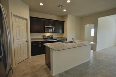 Building Photo - Rancho Sahuarita newer home!!