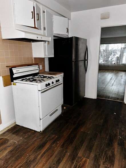 Building Photo - 1850 La Brea Ave