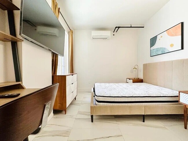 Building Photo - Furnished room/NOT APARTMENT