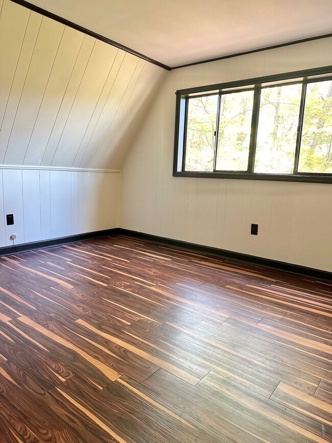 Building Photo - Lake Front Living on Lanier!