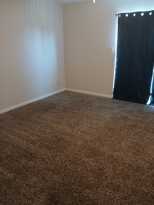 Building Photo - 510 S Poplar St