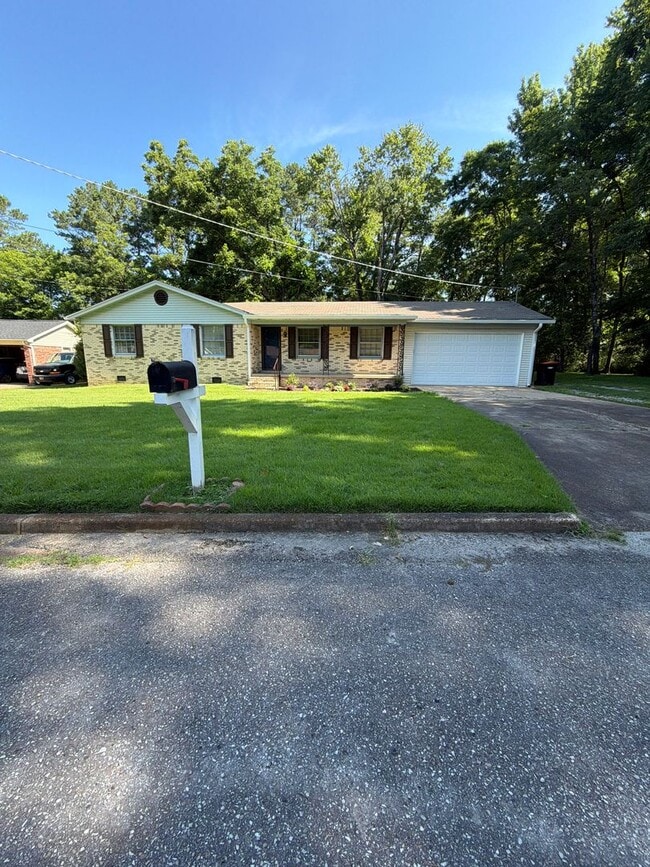 Building Photo - Newly Updated! Available Now! A Perfect Family home-  in HUMBOLDT TN!
