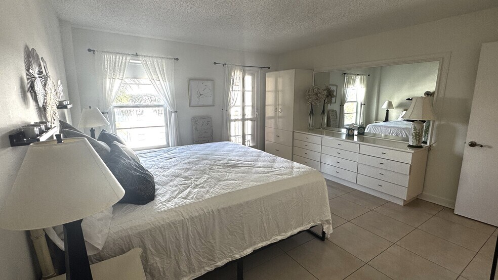 Building Photo - 951 De Soto Rd