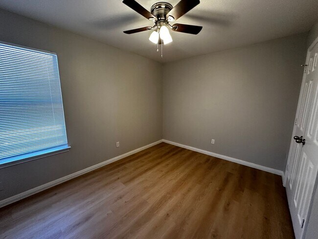 Building Photo - Ginder Properties2 (2906 Kestrel Dr)