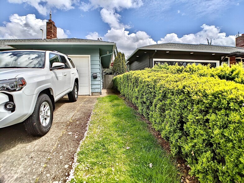 Building Photo - 5404 NE 54th Ave