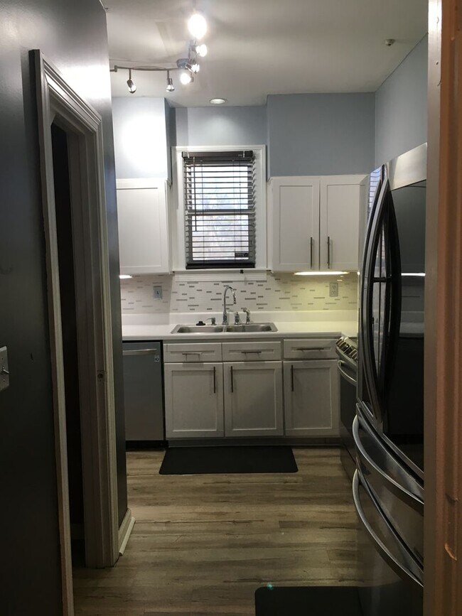 Building Photo - Midtown 2 story condo in Belleair Woods. Over 1200 sq ft of living space! Fenced in back yard! Pe...