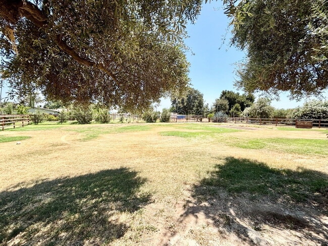 Building Photo - 2400 Gurr Rd