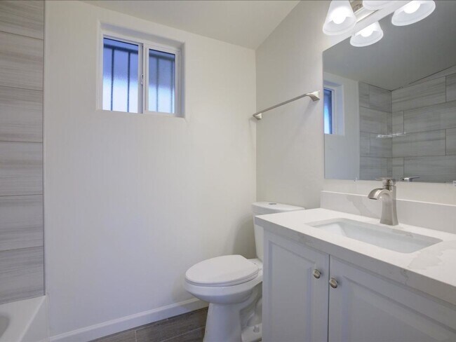 Building Photo - Beautifully Updated 1 Bedroom Home – Ready...