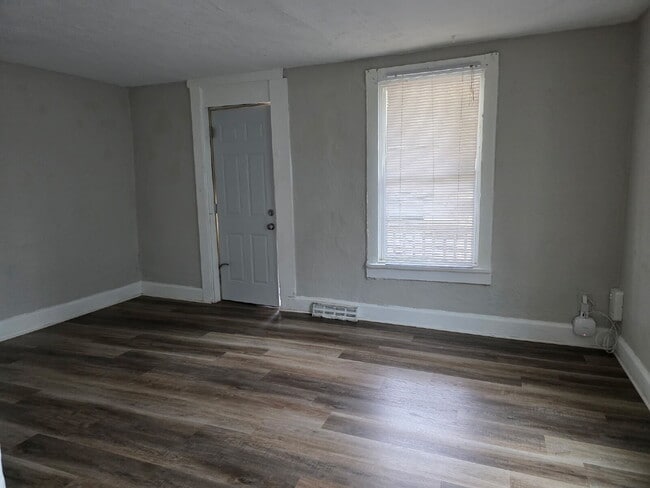 Building Photo - Charming 2-Bedroom, 1-Bathroom Home with views of Downtown Des Moines