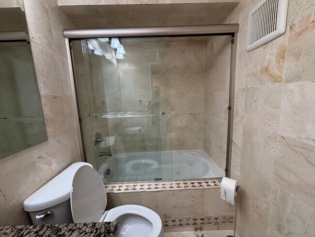 Building Photo - 9449 Bay Colony Dr