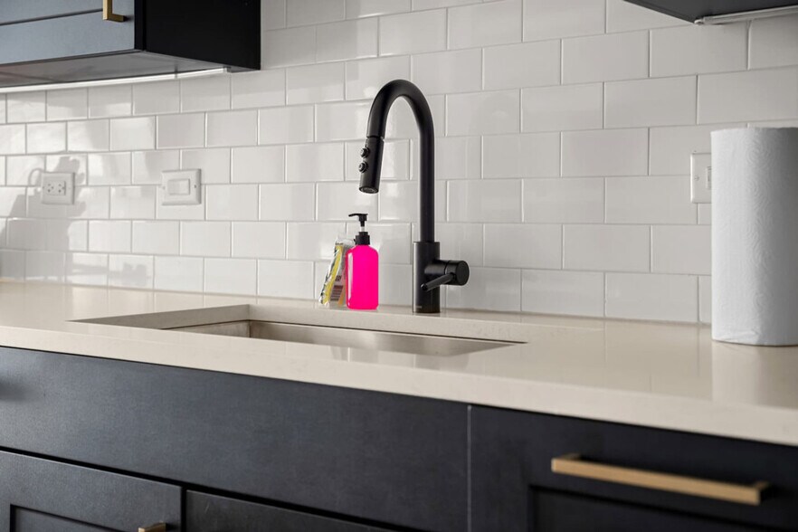 Building Photo - 207 N Himes Ave