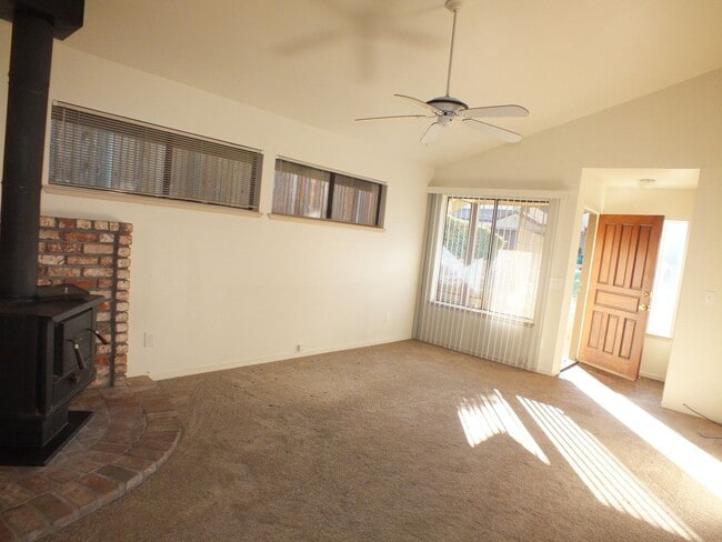 Building Photo - Rescue duplex 2/2 home with garage and fen...