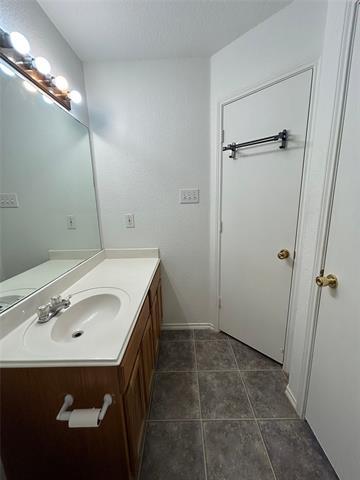 Building Photo - 10745 Many Oaks Dr