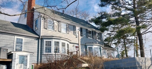 Building Photo - 10 Pine Point Rd