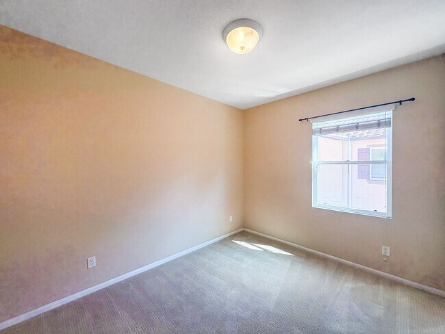 Building Photo - Beautiful 3B/2.5BA Townhome w/ Washer/Drye...