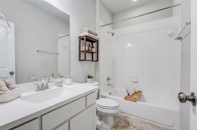 Building Photo - 2020 Overton Park Dr