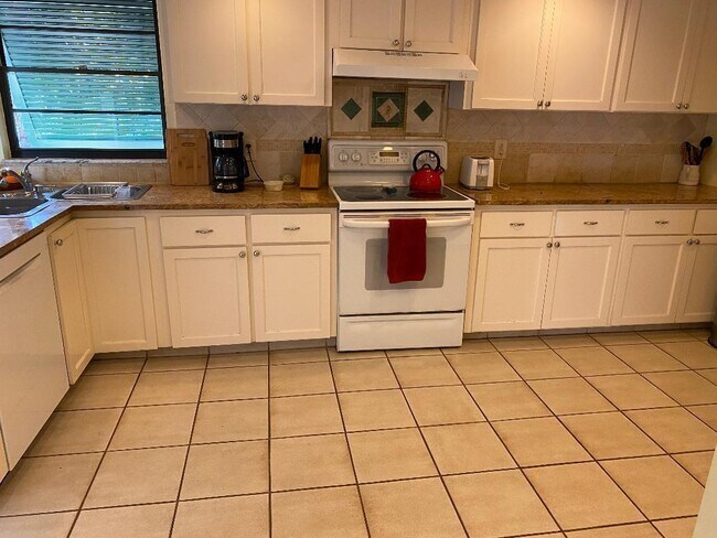 Building Photo - 837 Seminole Ln