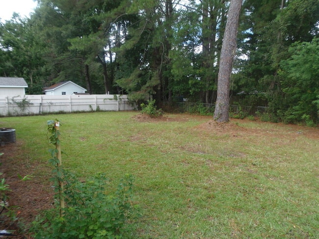 Building Photo - Charming 1 Story Brick Home