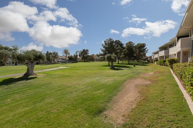 Building Photo - 1 bedroom unity in luxury guard gated community near the Strip