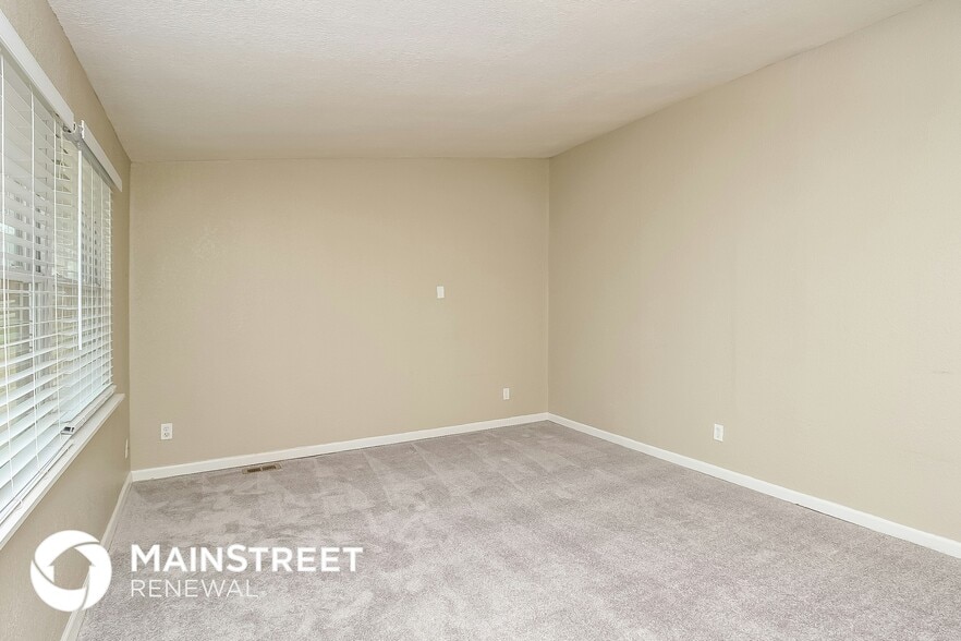 Building Photo - 420 Holiday Dr