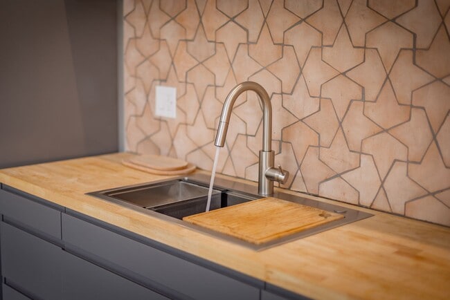 Building Photo - Ojai hideaway!