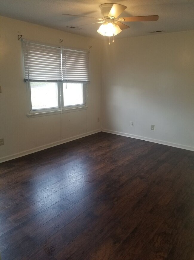 Building Photo - 3- Bedroom & 1- Bath