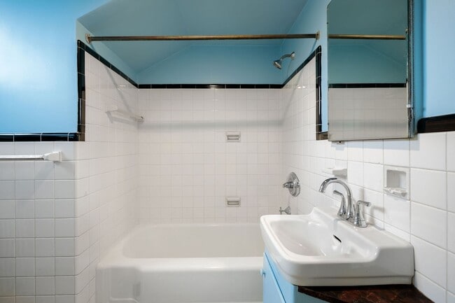 Building Photo - Quaint 1 Bedroom/1 Bathroom Cottage Style Apartment in Richmond ***Available NOW***