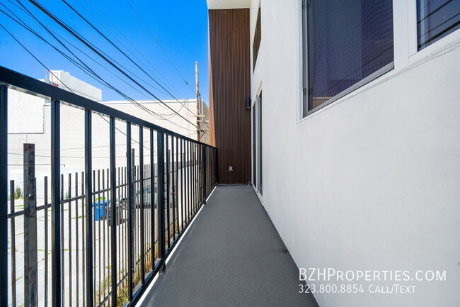 Building Photo - Beautiful Modern Duplex in the heart of No...