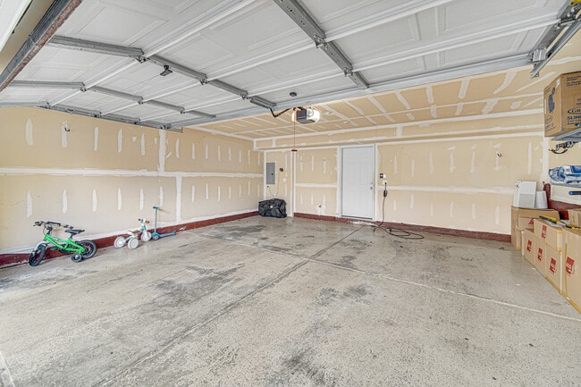 Building Photo - 2528 Dunraven Ave