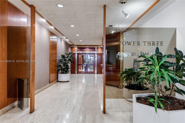 Building Photo - 825 Brickell Bay Dr