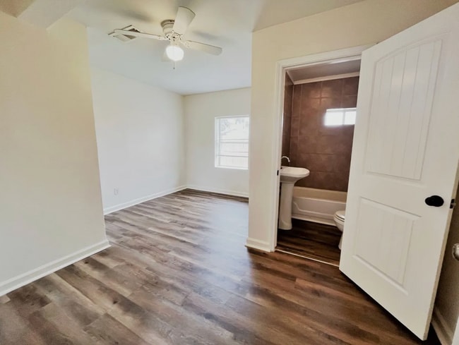 Building Photo - Beautiful 4 Bedroom 2 Bath