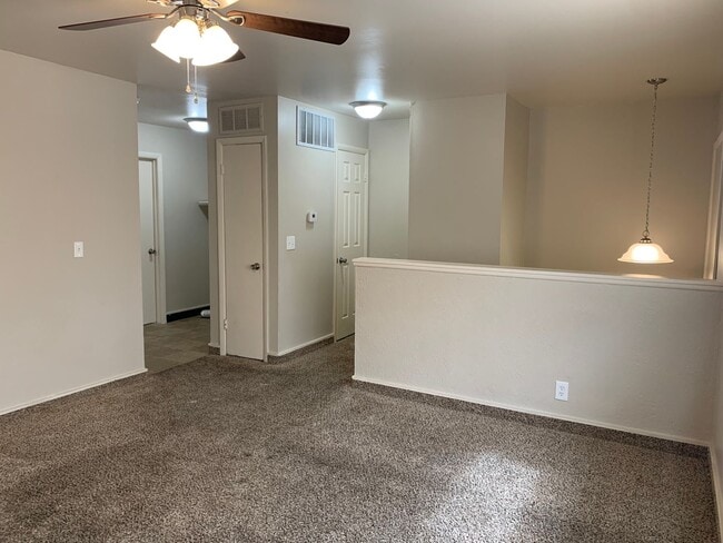 Primary Photo - 3 Bed 1.5 Bathroom Townhouse