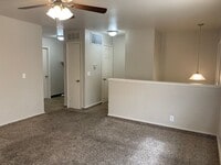 Building Photo - 3 Bed 1.5 Bathroom Townhouse