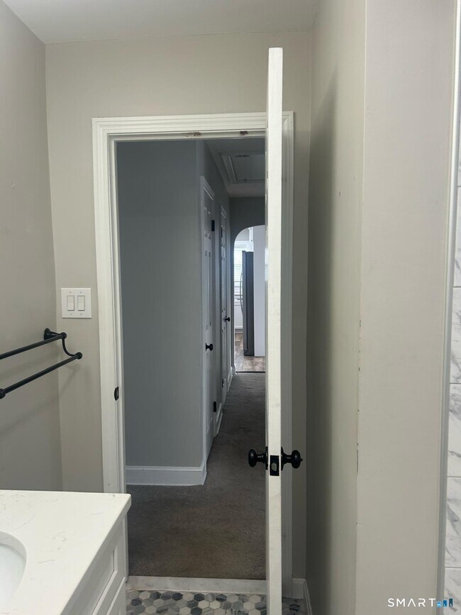 Building Photo - 82 Middlefield Ave